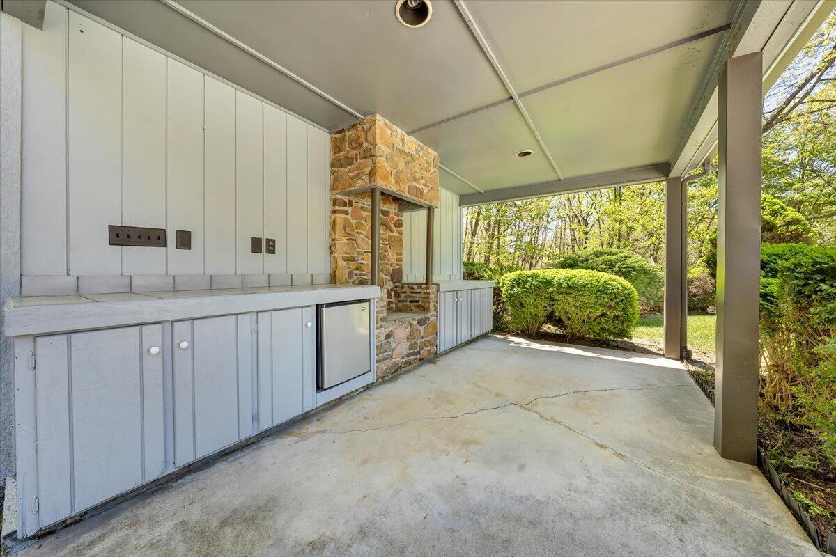537 Houston Mines RD