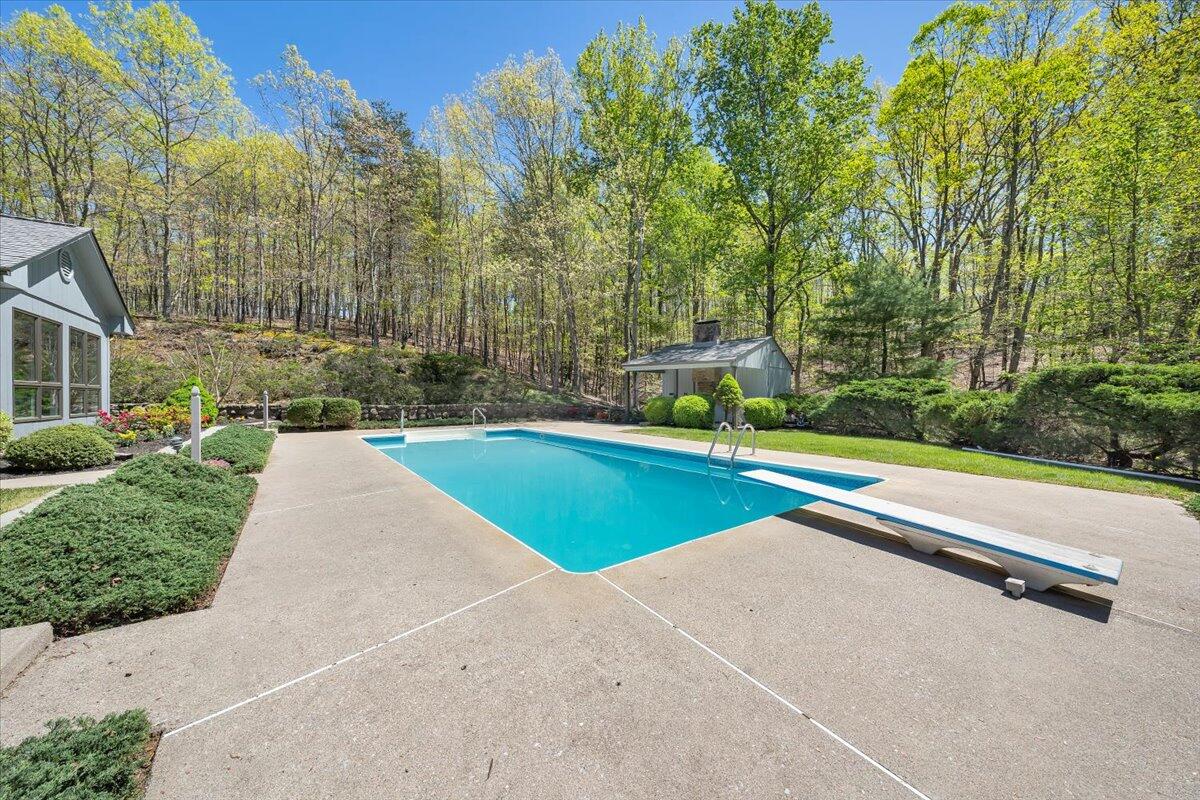 537 Houston Mines RD
