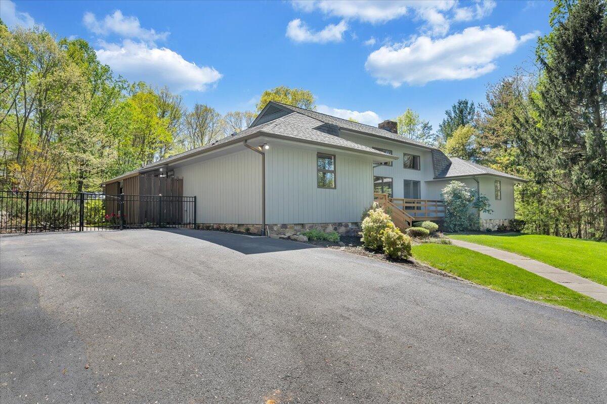 537 Houston Mines RD