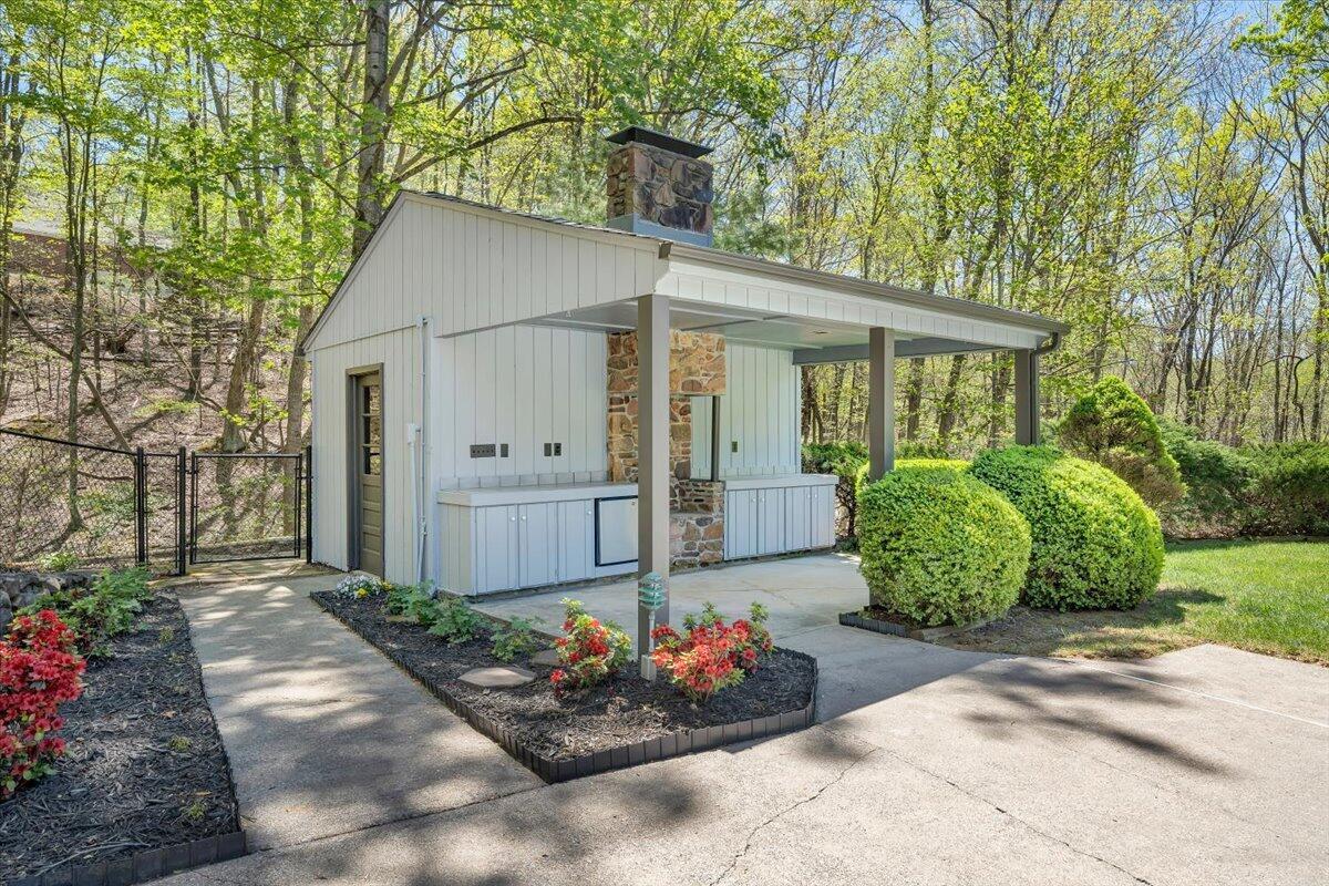 537 Houston Mines RD