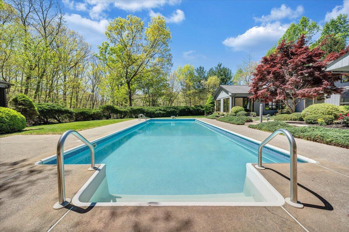 537 Houston Mines RD