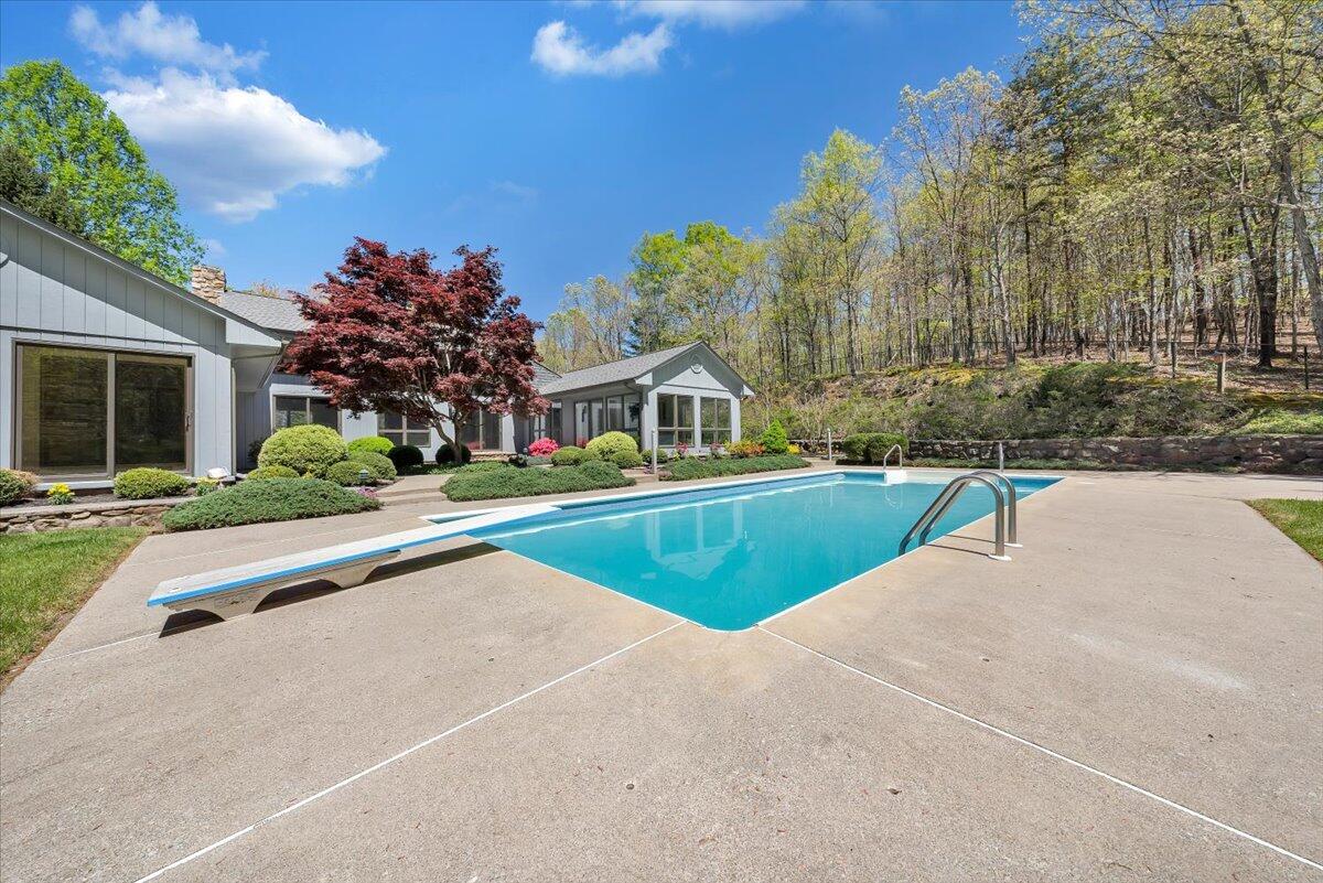 537 Houston Mines RD