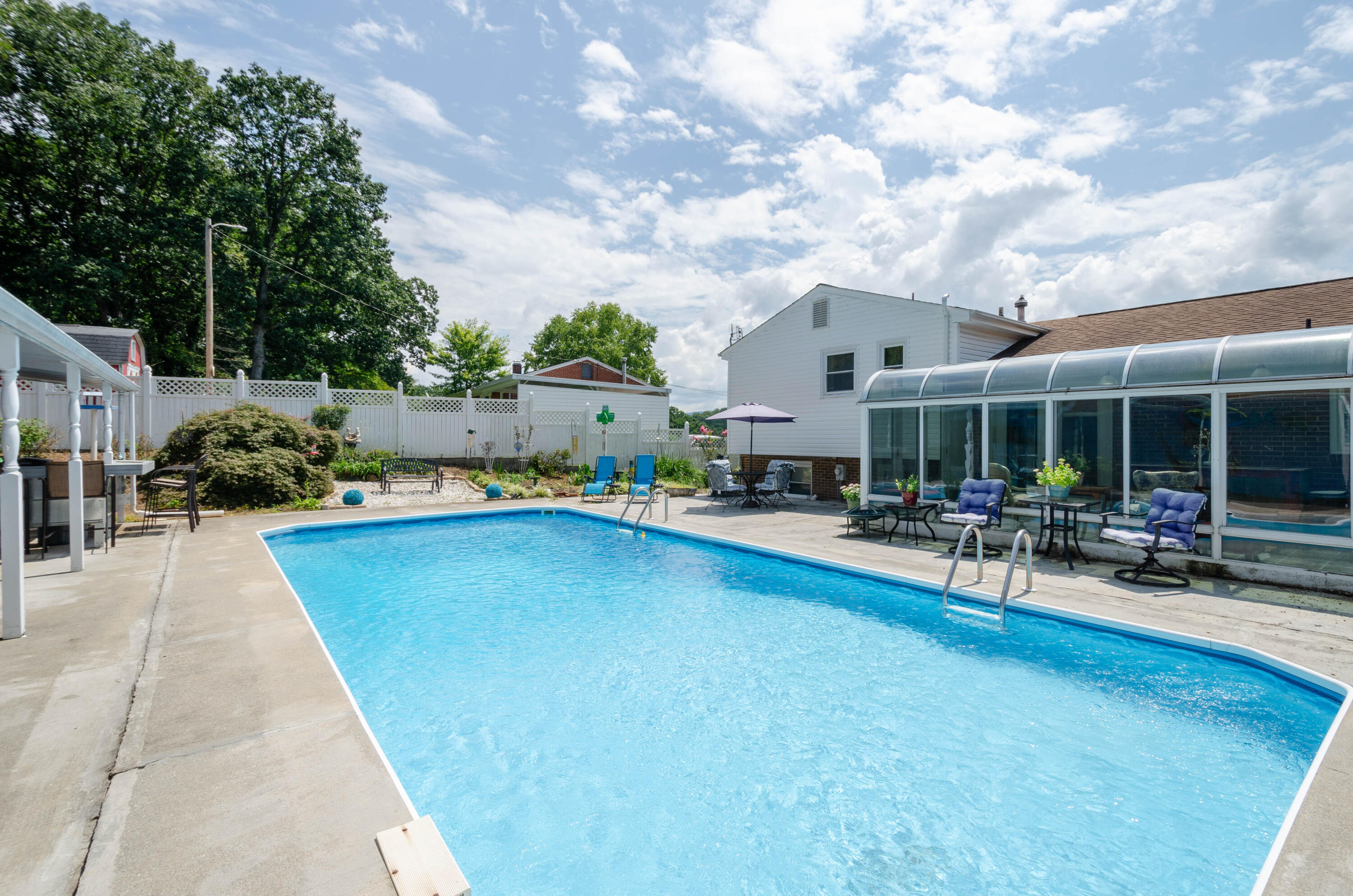 946 Estates RD SE