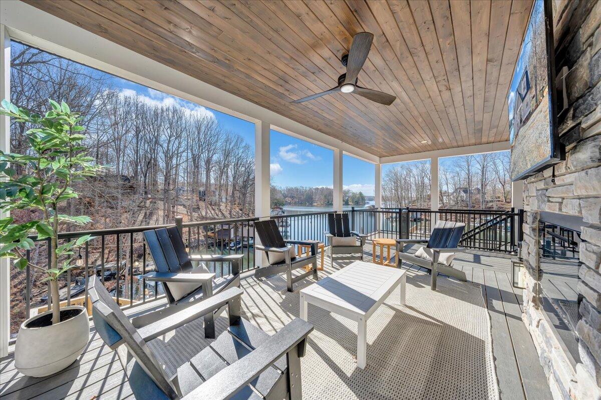 173 Compass Cove CIR