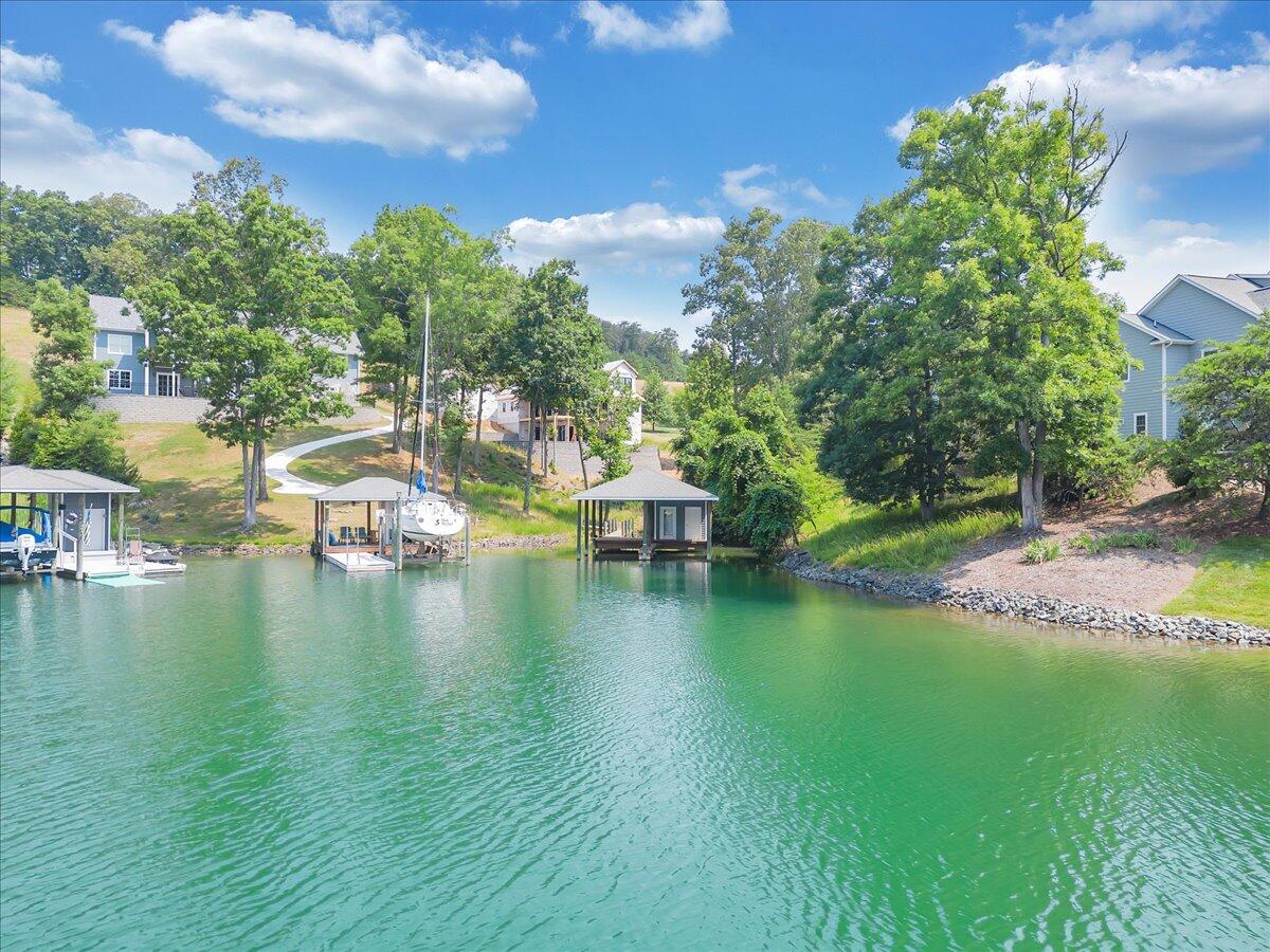 173 Compass Cove CIR