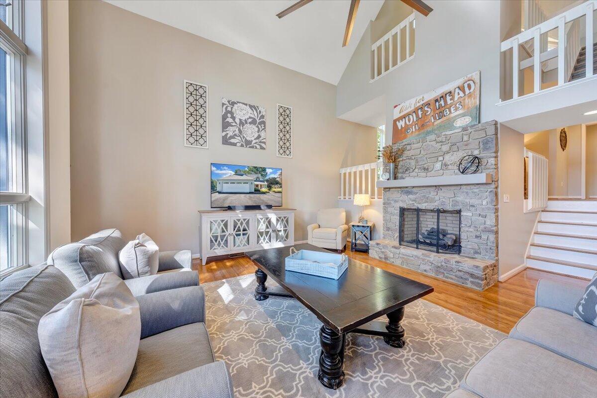 109 Hillview DR