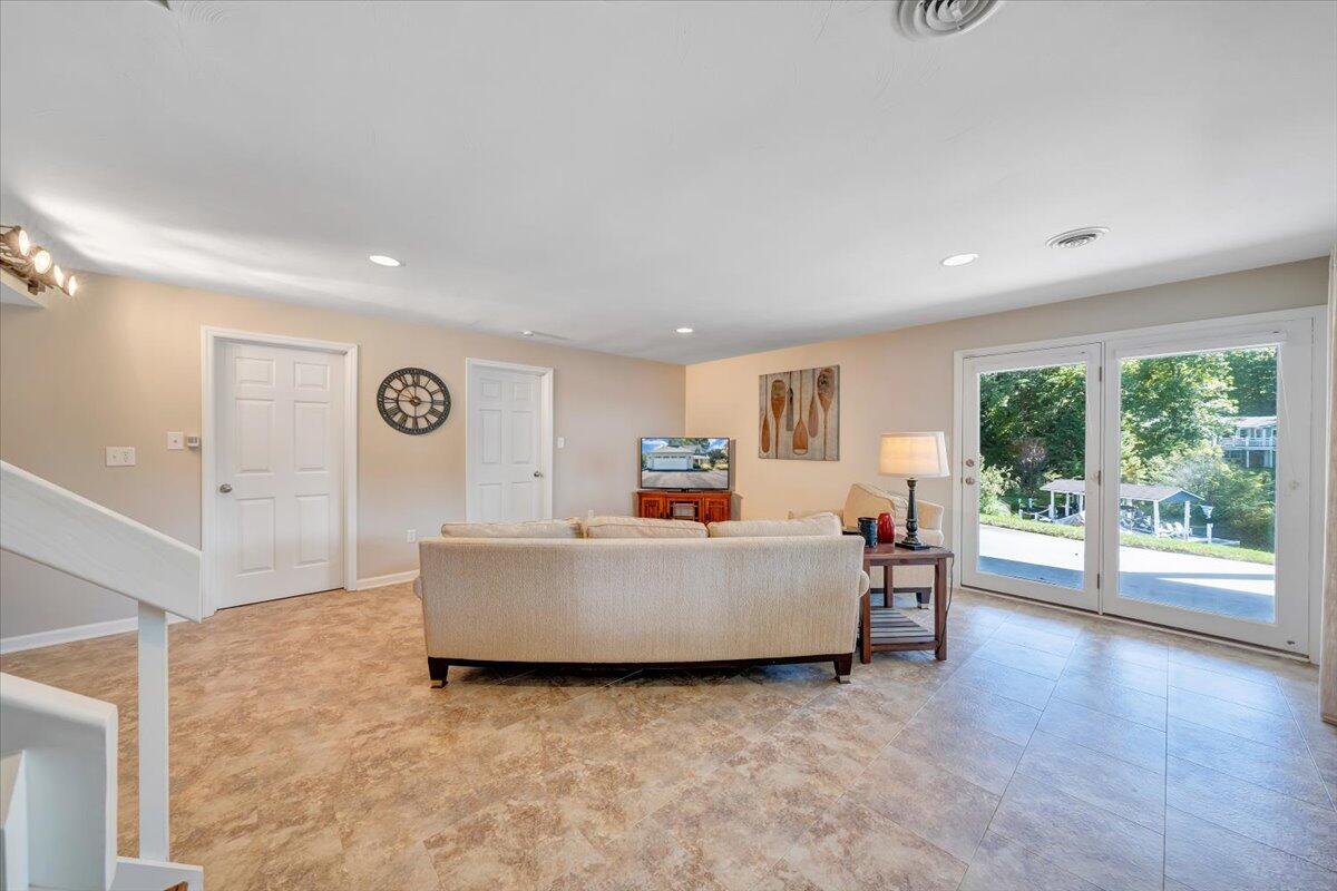 109 Hillview DR