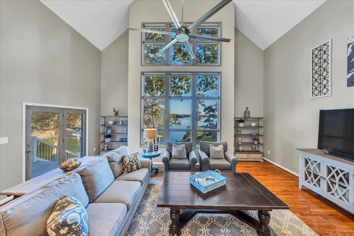 109 Hillview DR