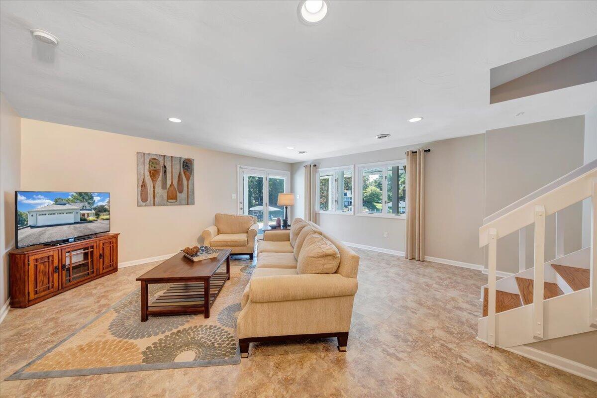 109 Hillview DR