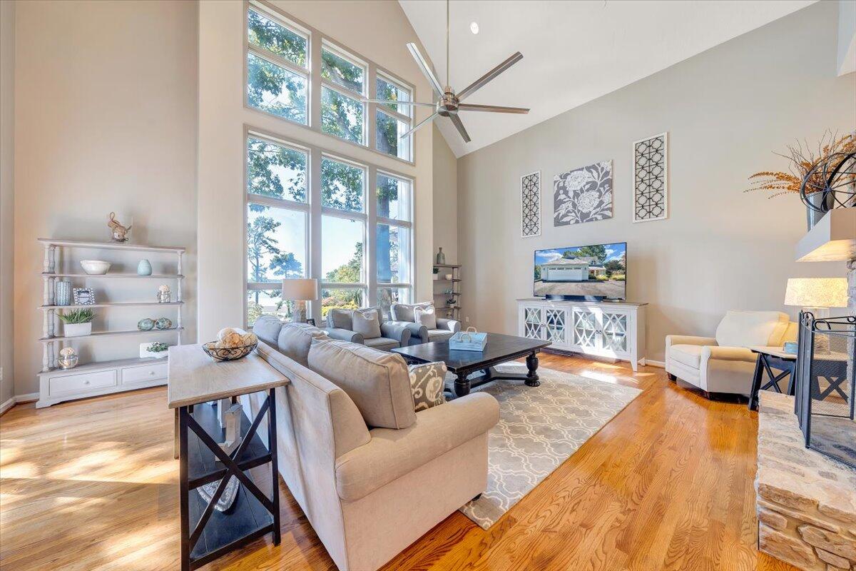 109 Hillview DR