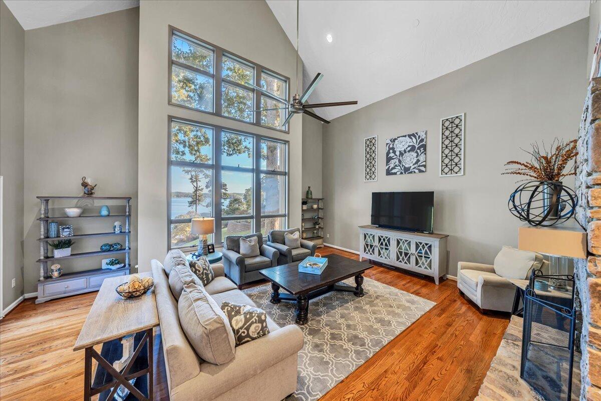 109 Hillview DR