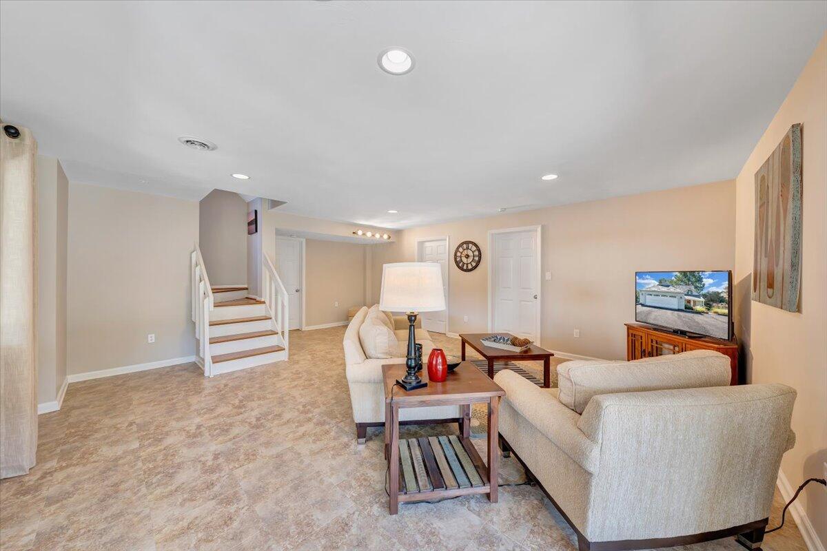 109 Hillview DR