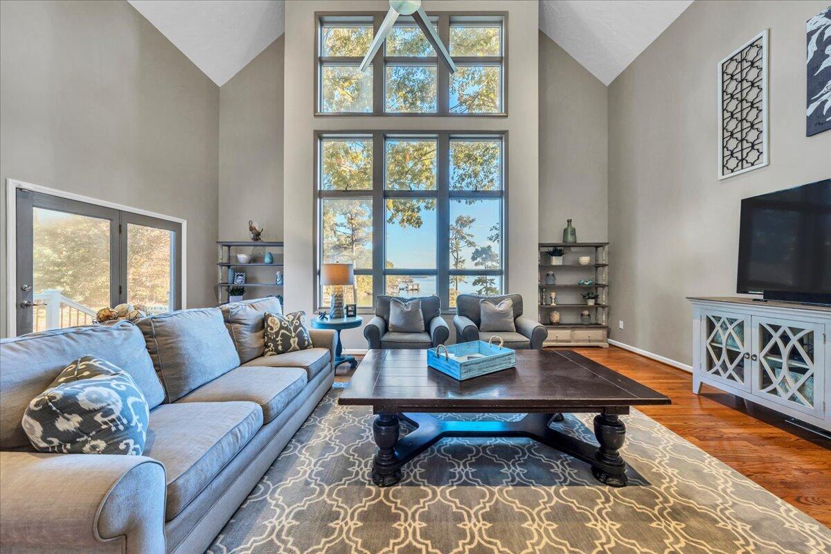 109 Hillview DR