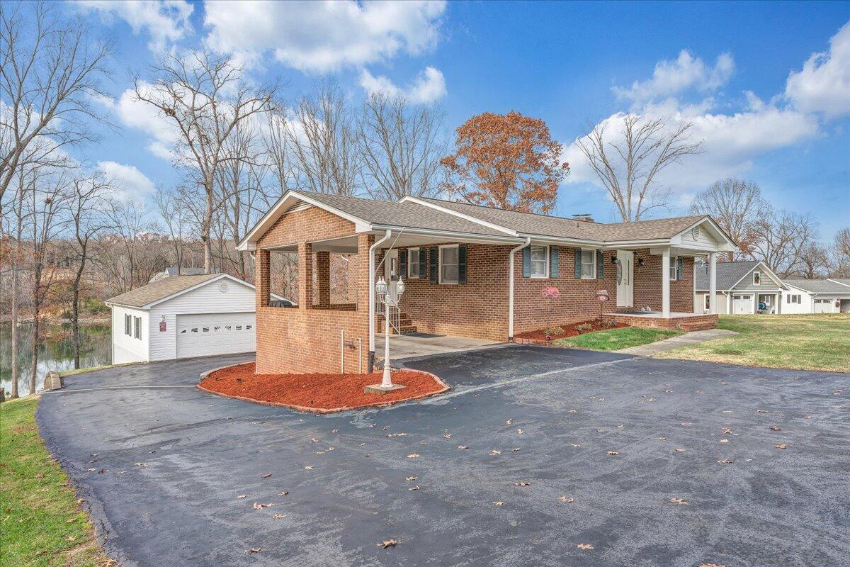 125 Douglas DR