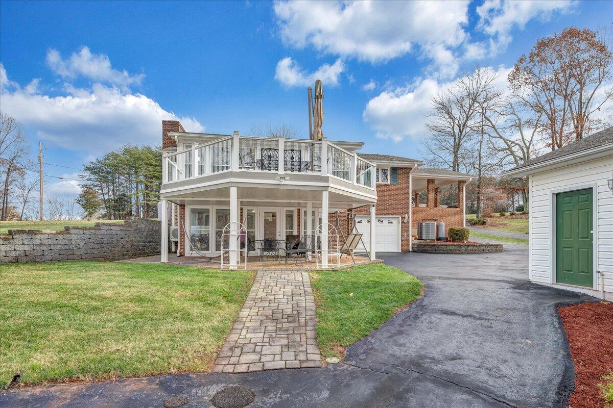 125 Douglas DR