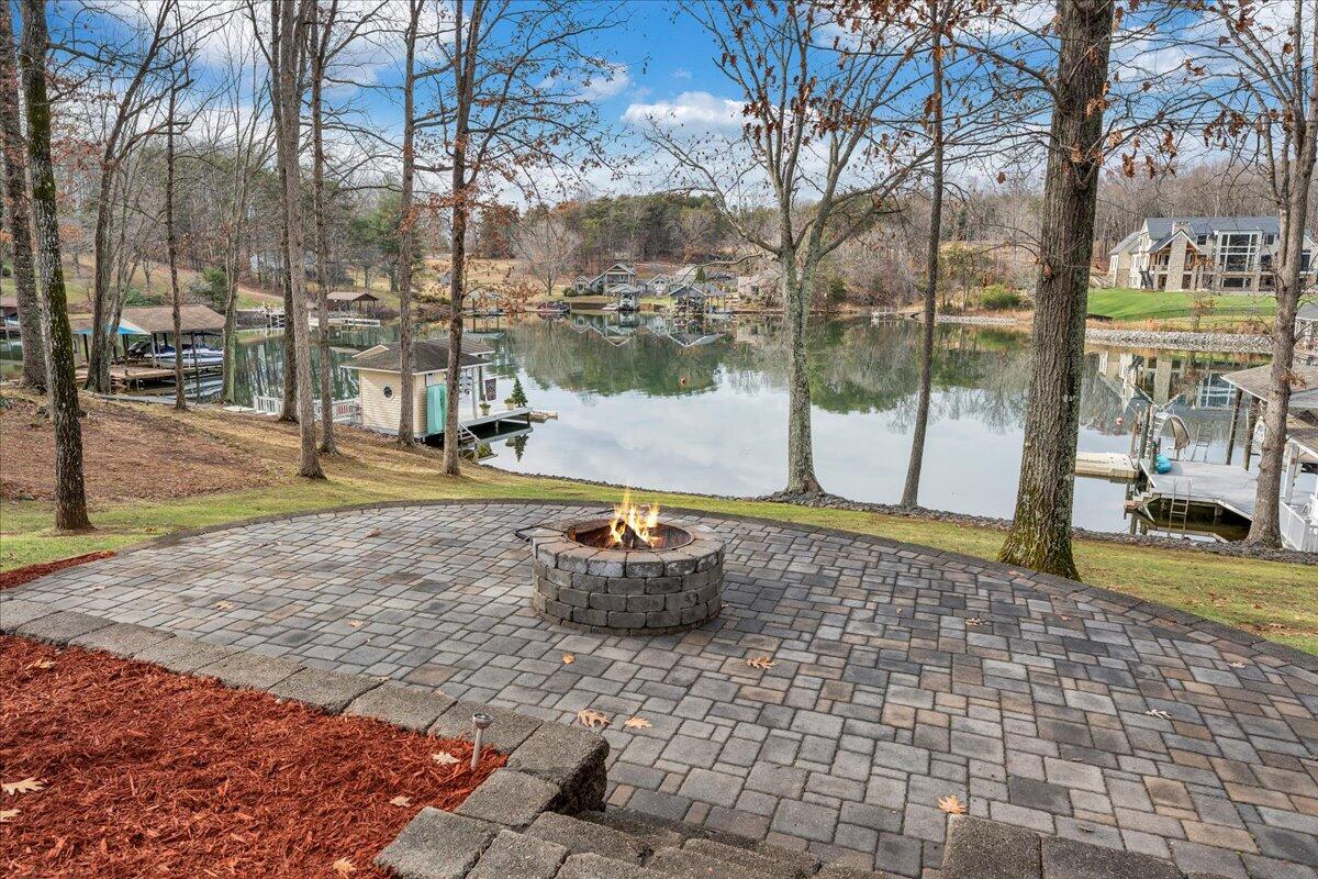 125 Douglas DR