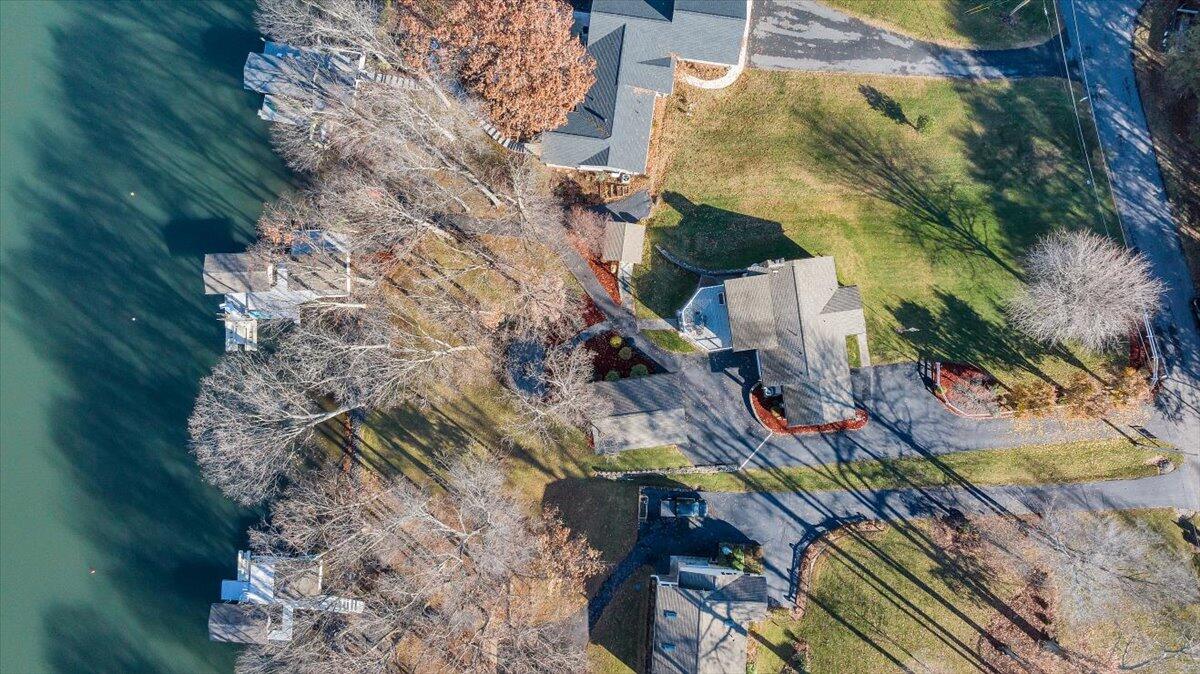 125 Douglas DR