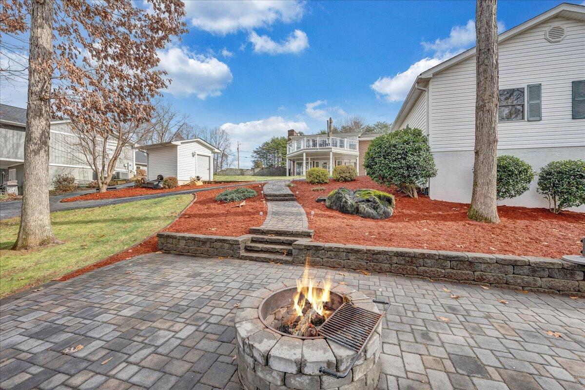 125 Douglas DR