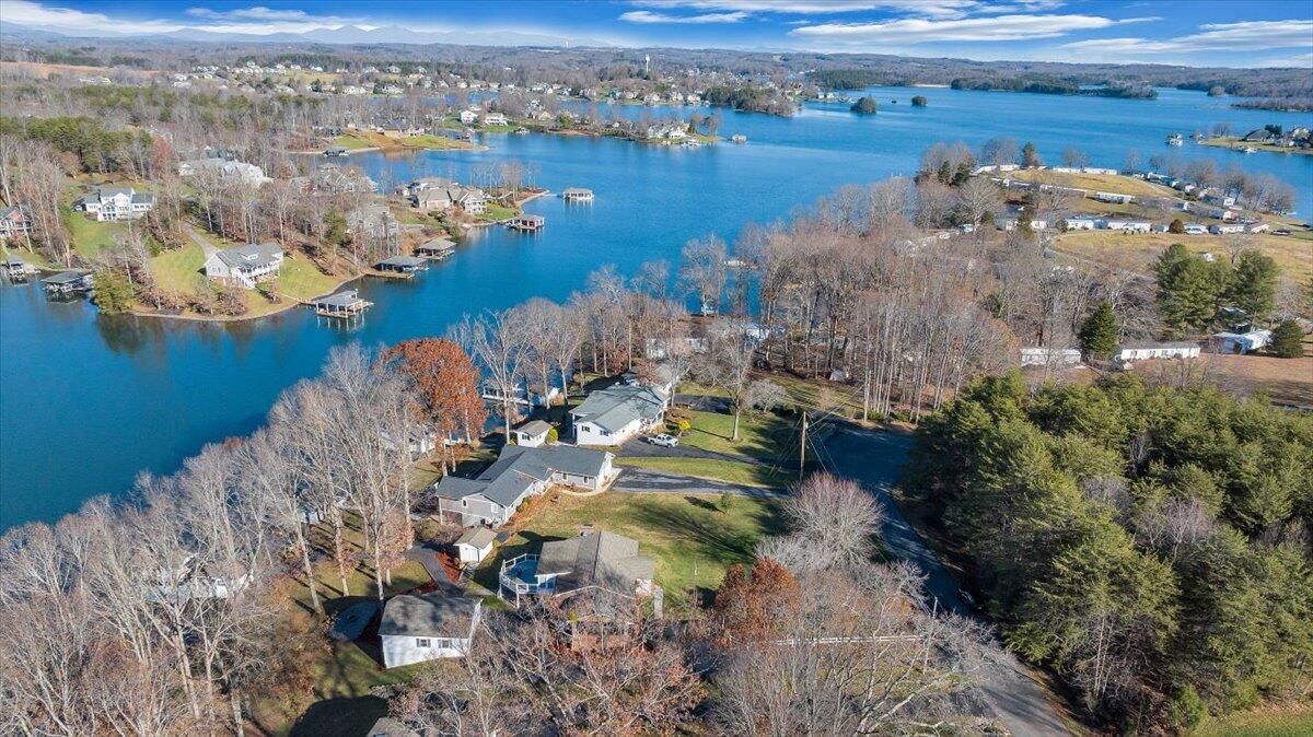 125 Douglas DR