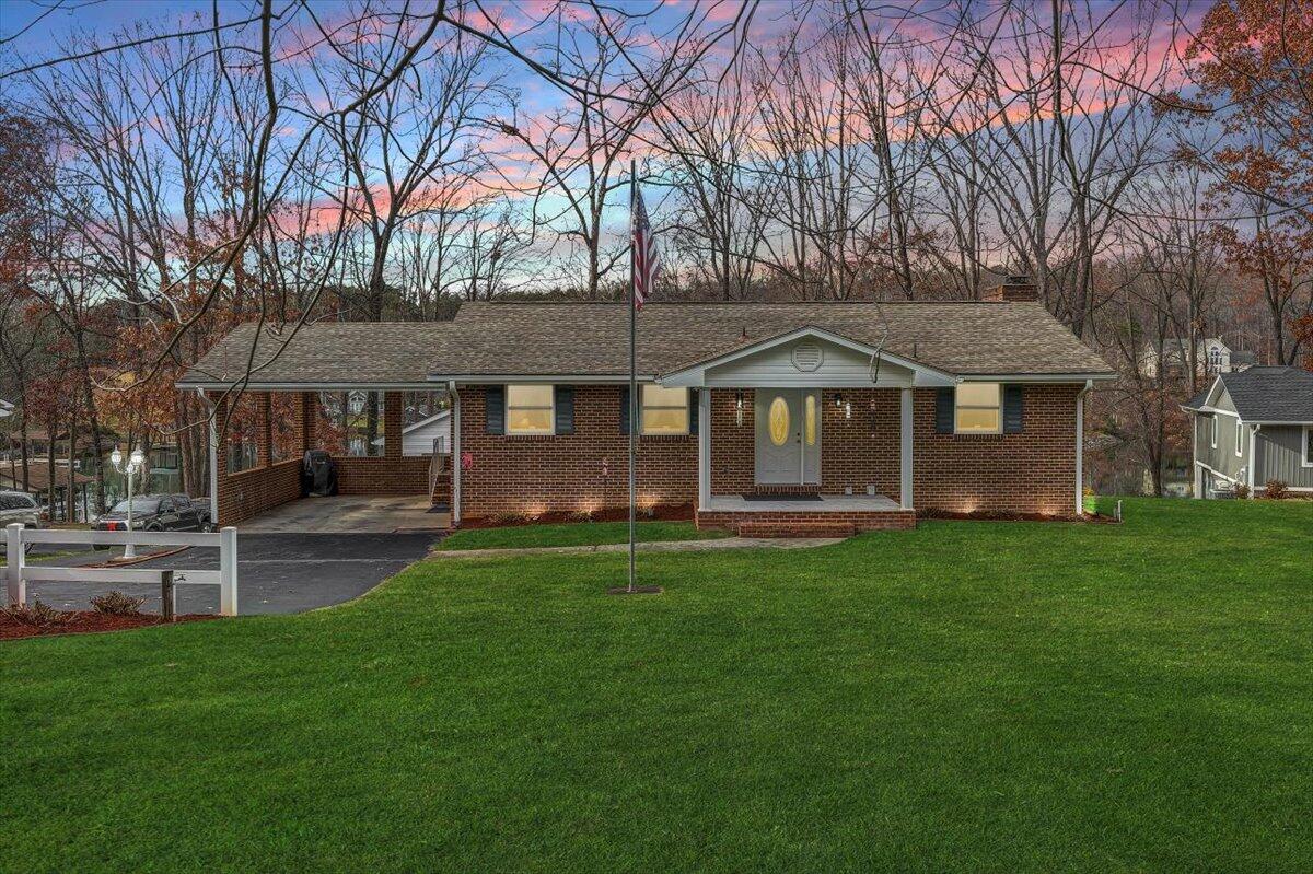 125 Douglas DR