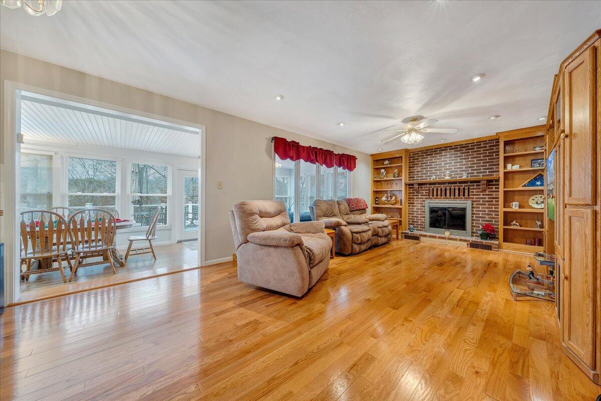 125 Douglas DR
