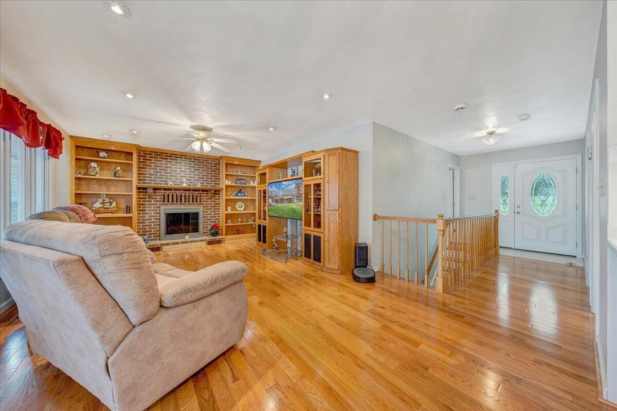 125 Douglas DR