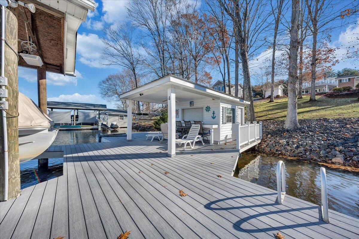 125 Douglas DR