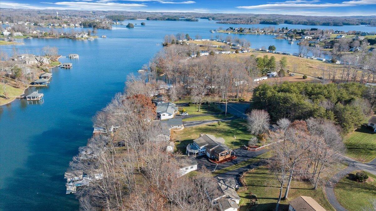 125 Douglas DR