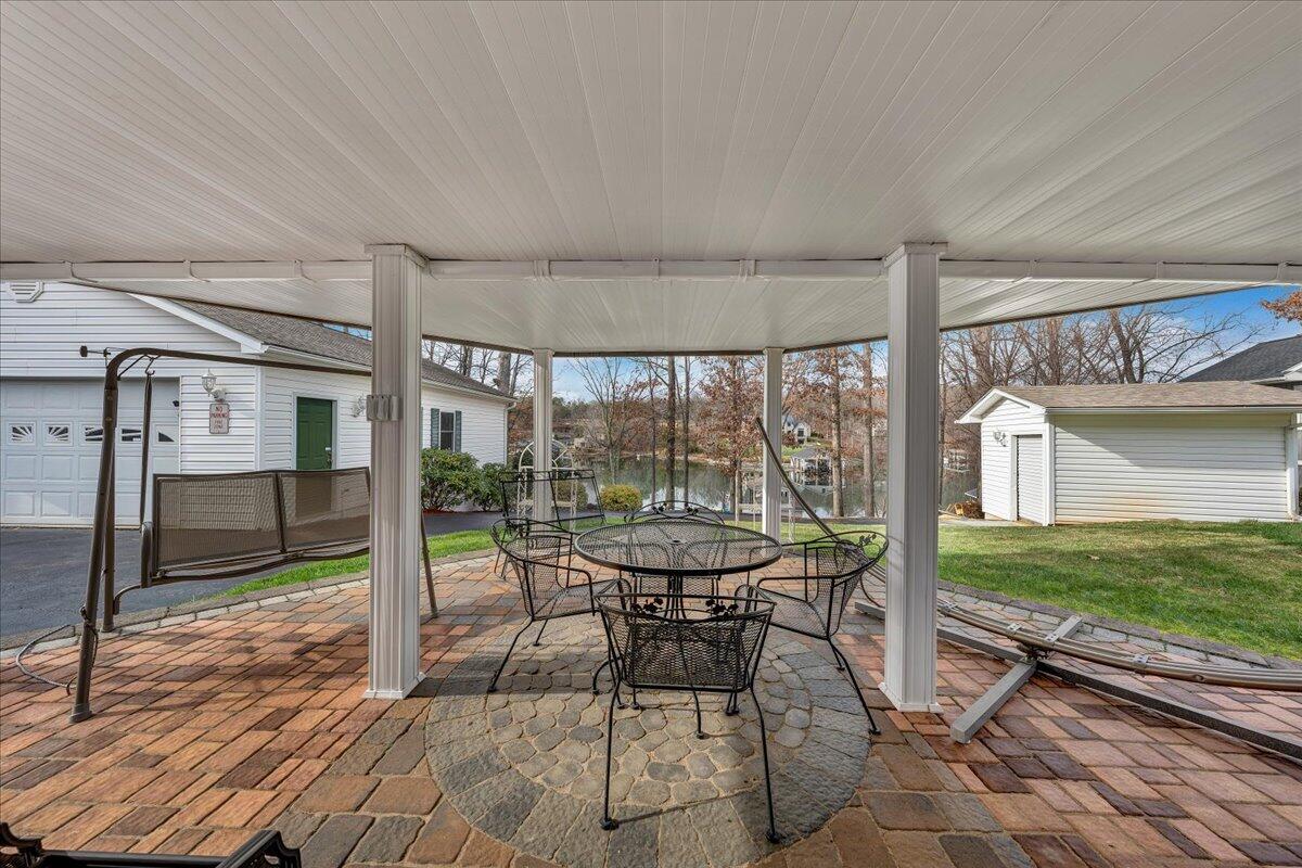 125 Douglas DR