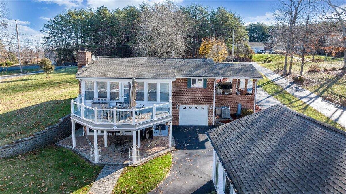 125 Douglas DR