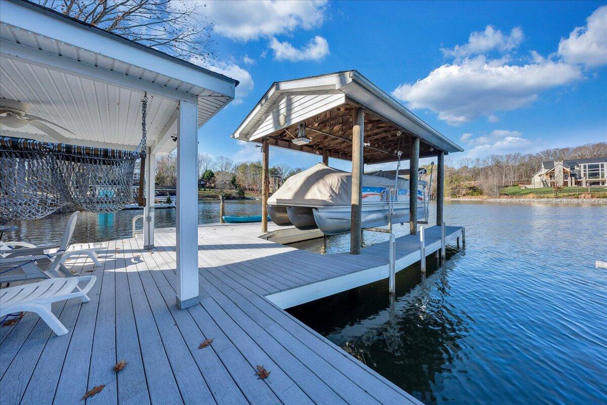 125 Douglas DR