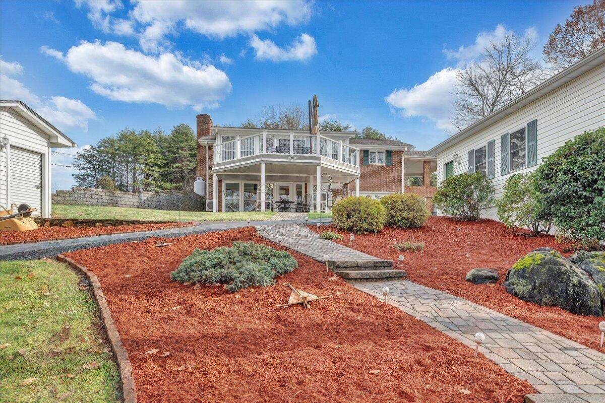 125 Douglas DR