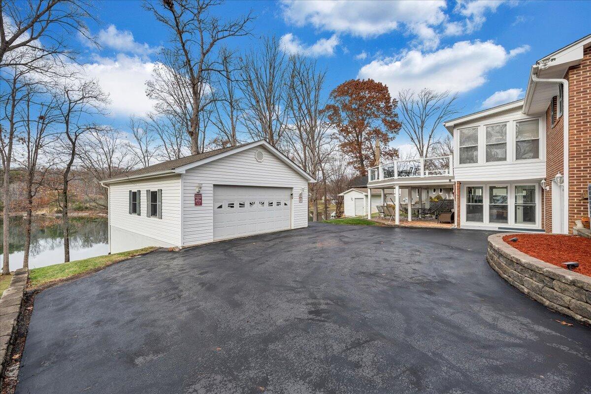 125 Douglas DR