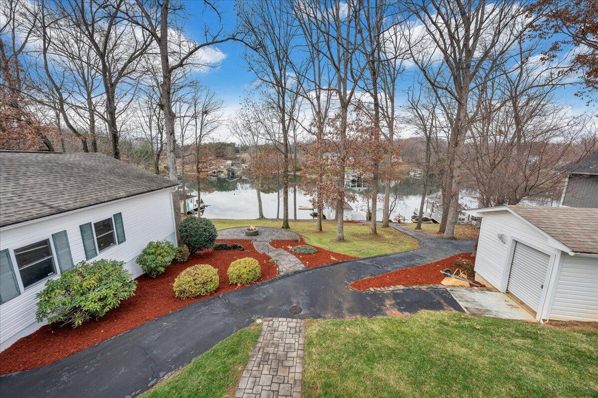 125 Douglas DR