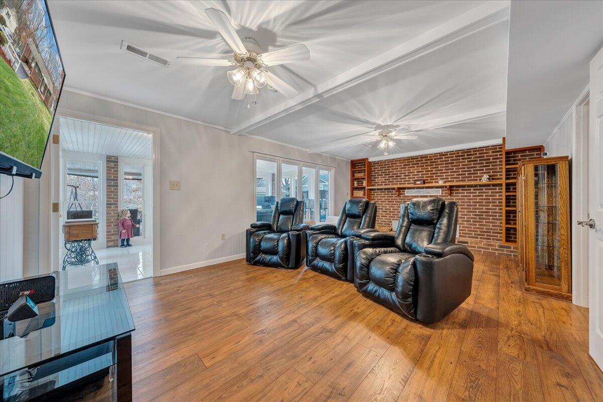 125 Douglas DR