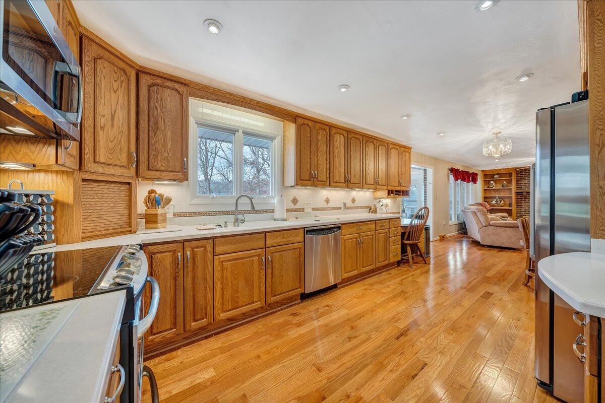 125 Douglas DR