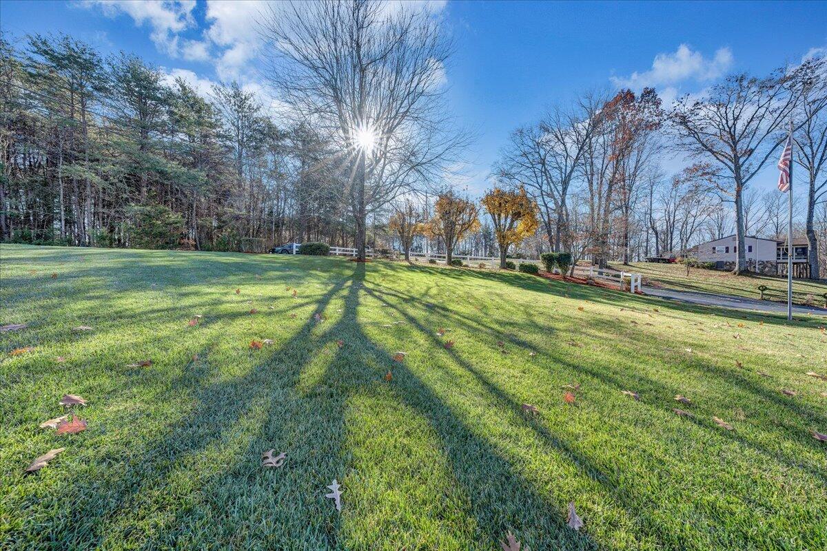 125 Douglas DR