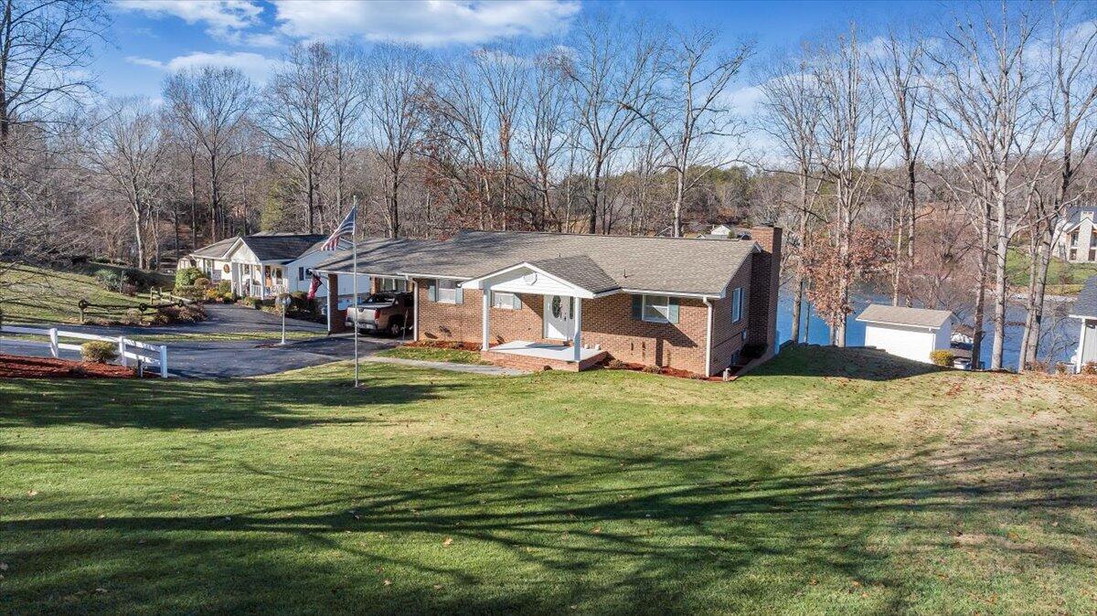 125 Douglas DR