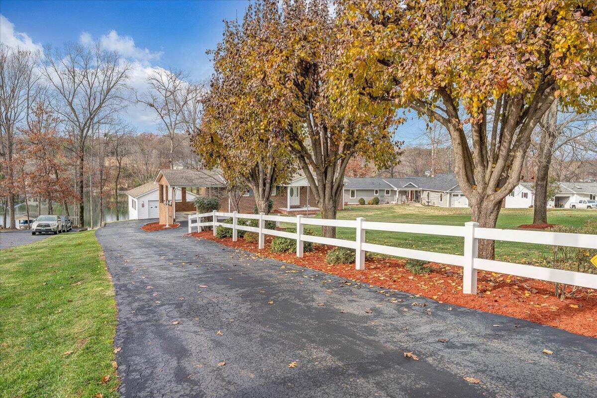125 Douglas DR