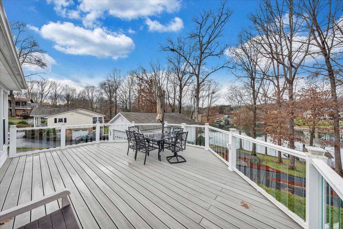 125 Douglas DR