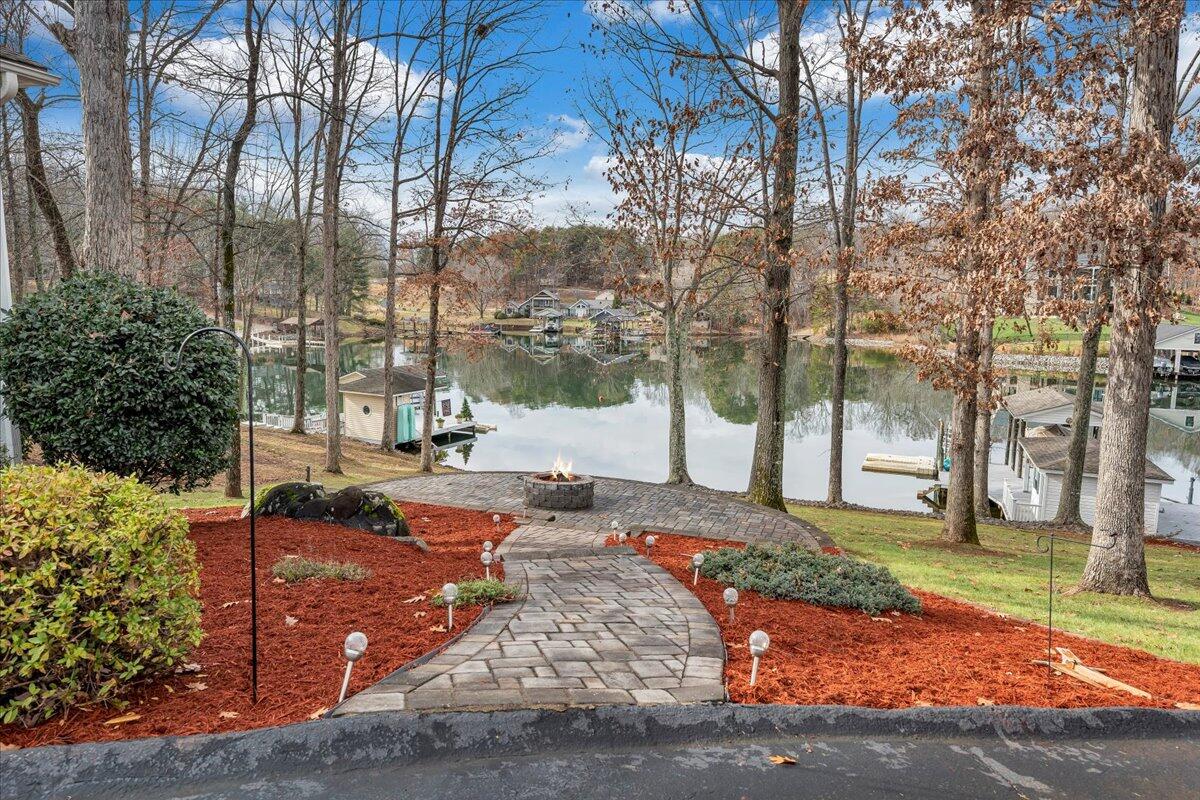 125 Douglas DR
