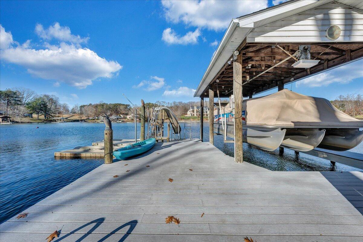 125 Douglas DR
