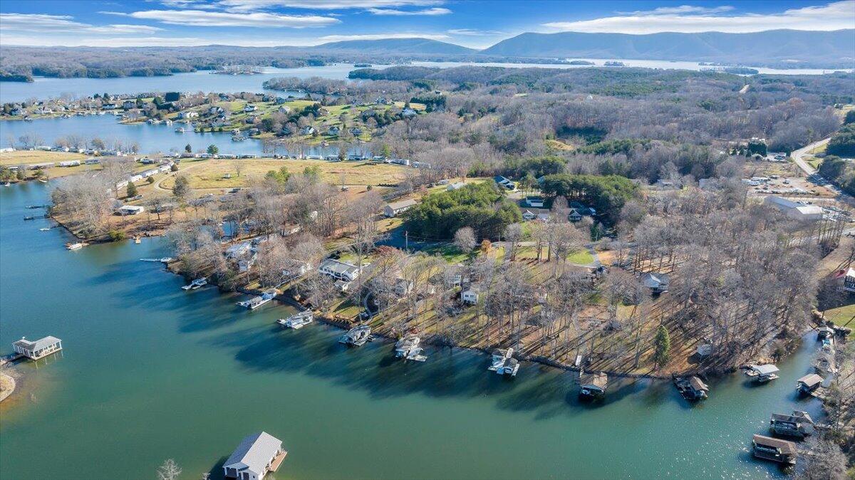125 Douglas DR