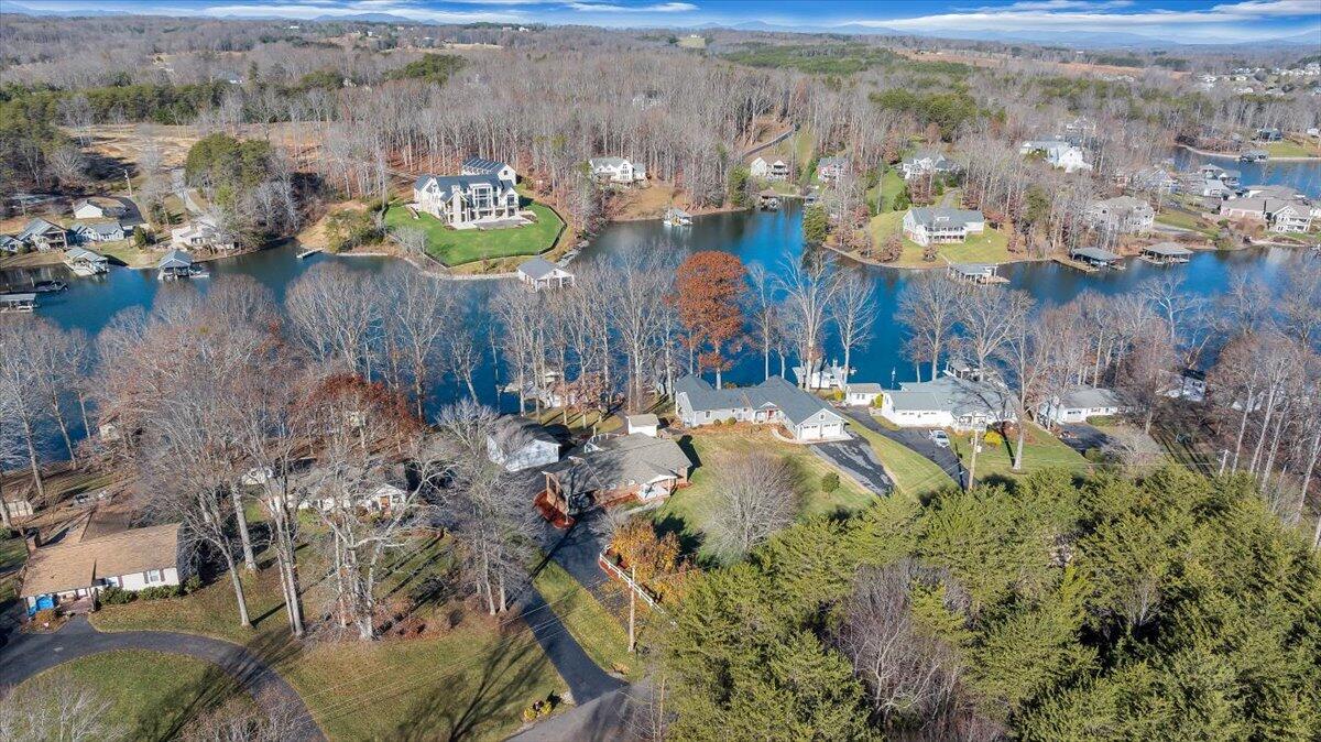 125 Douglas DR