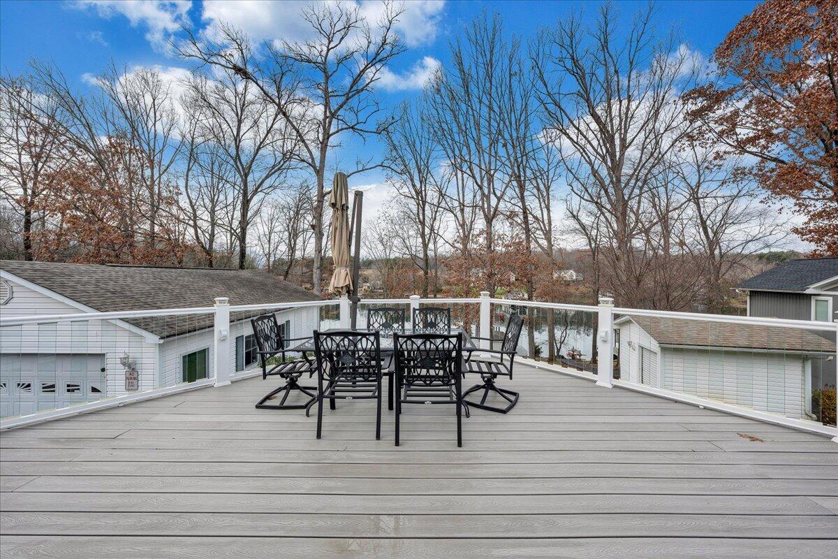 125 Douglas DR