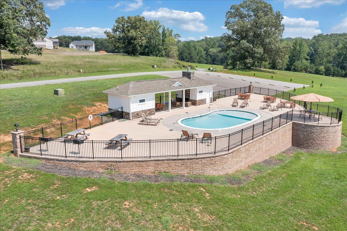 582 Farm DR
