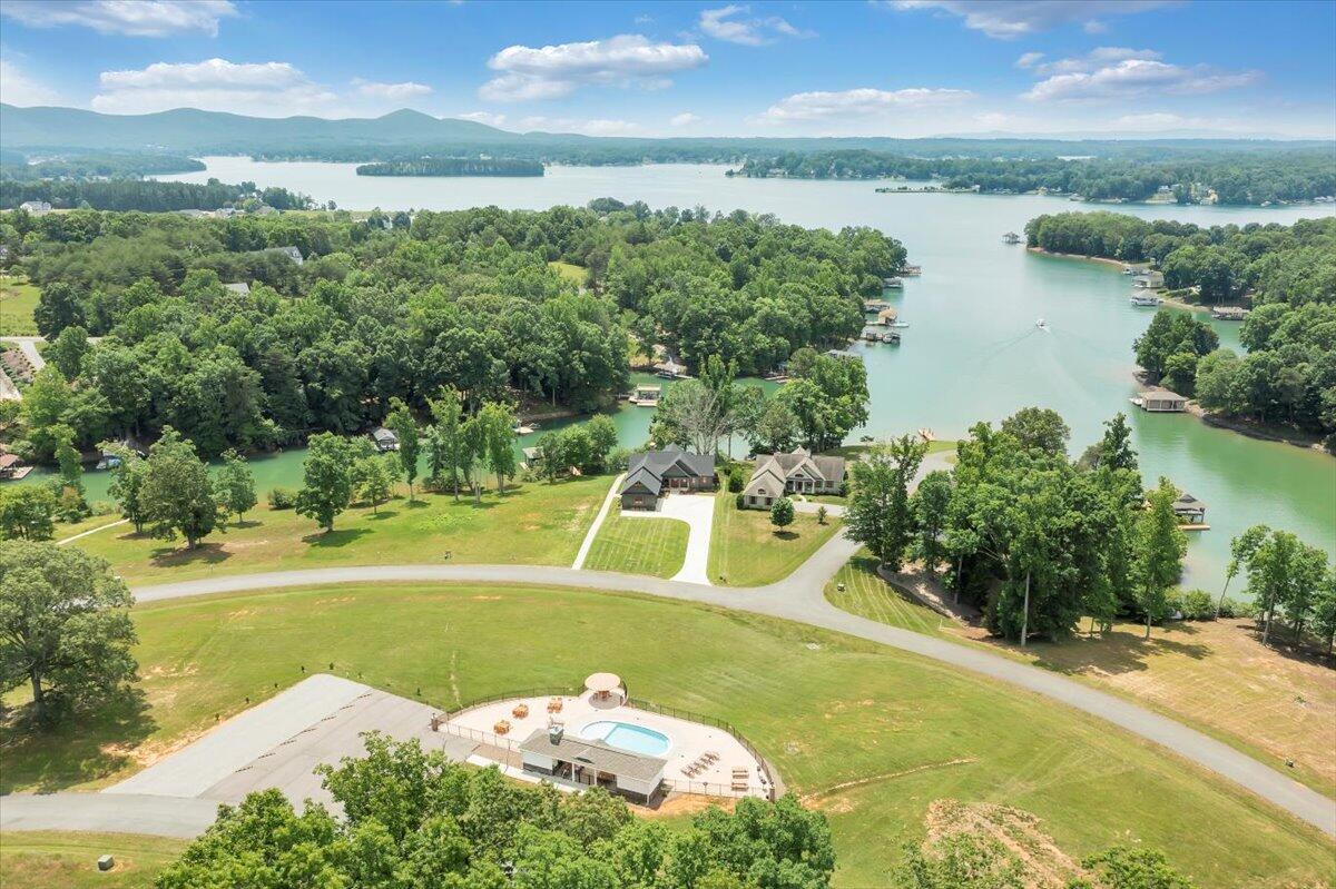 582 Farm DR