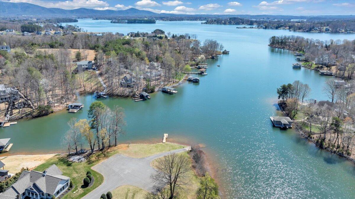 582 Farm DR