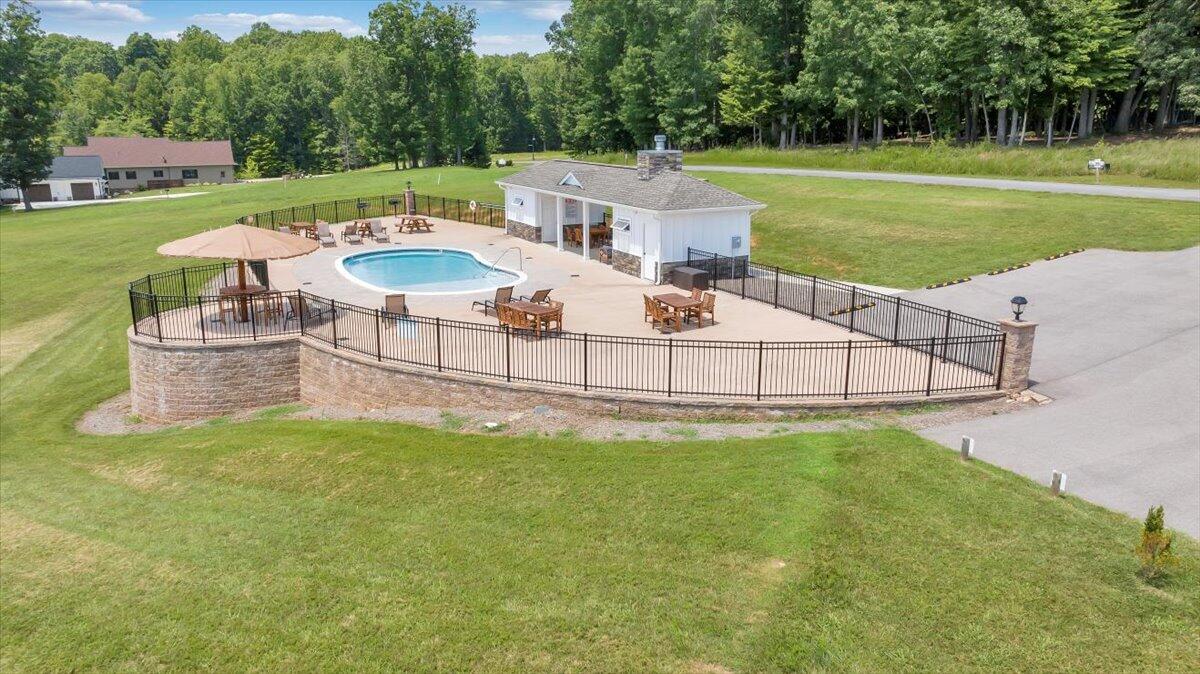 582 Farm DR