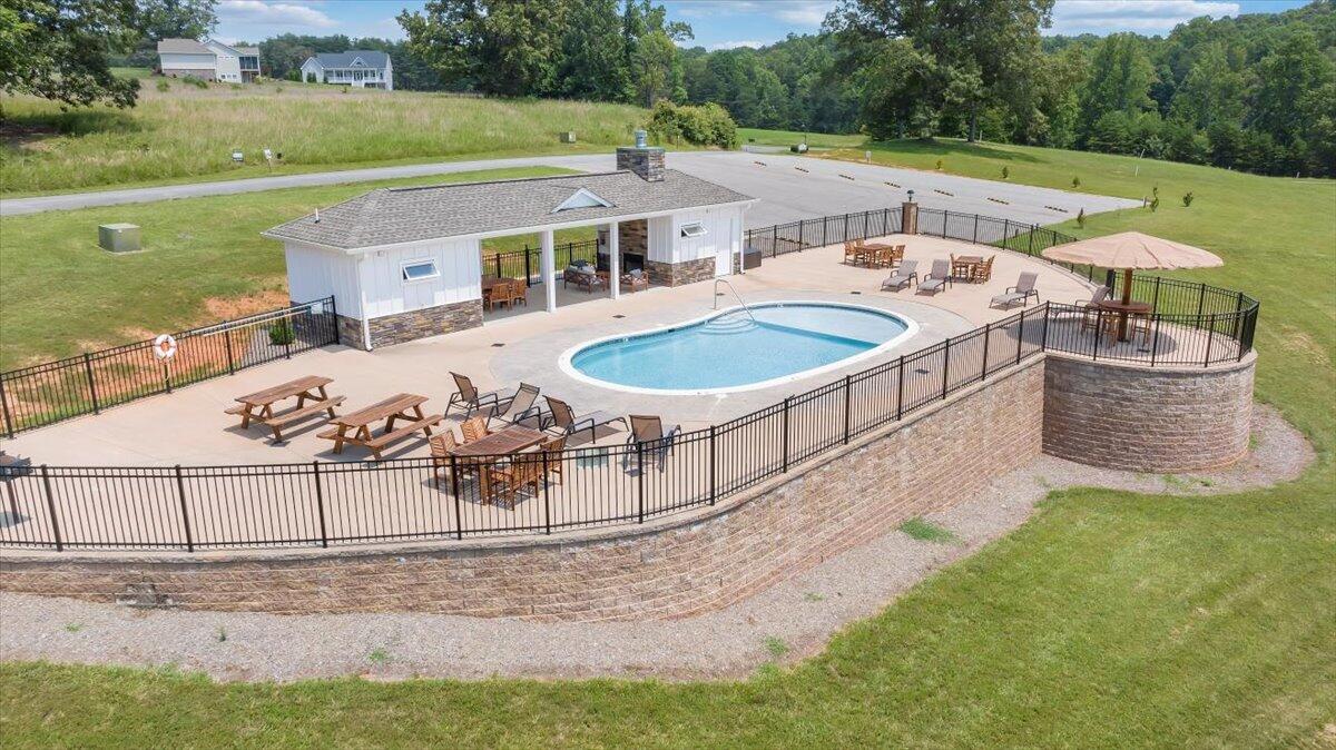 582 Farm DR